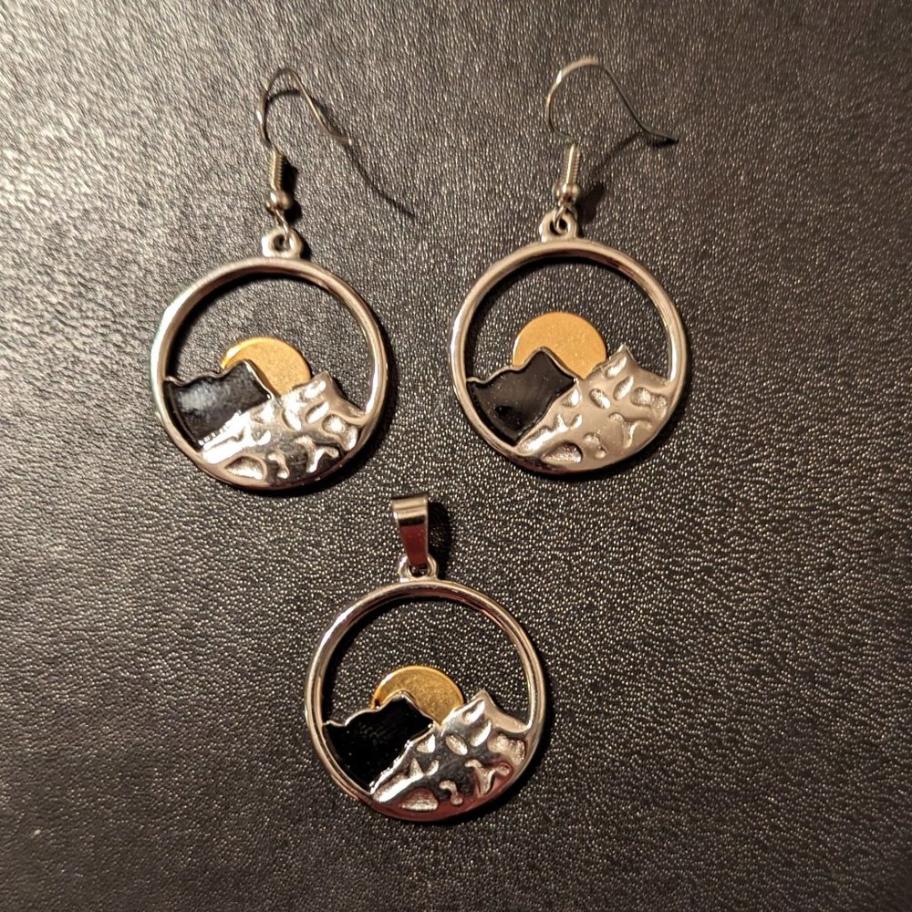 Aspen Jewelers Pendant and Earrings Set